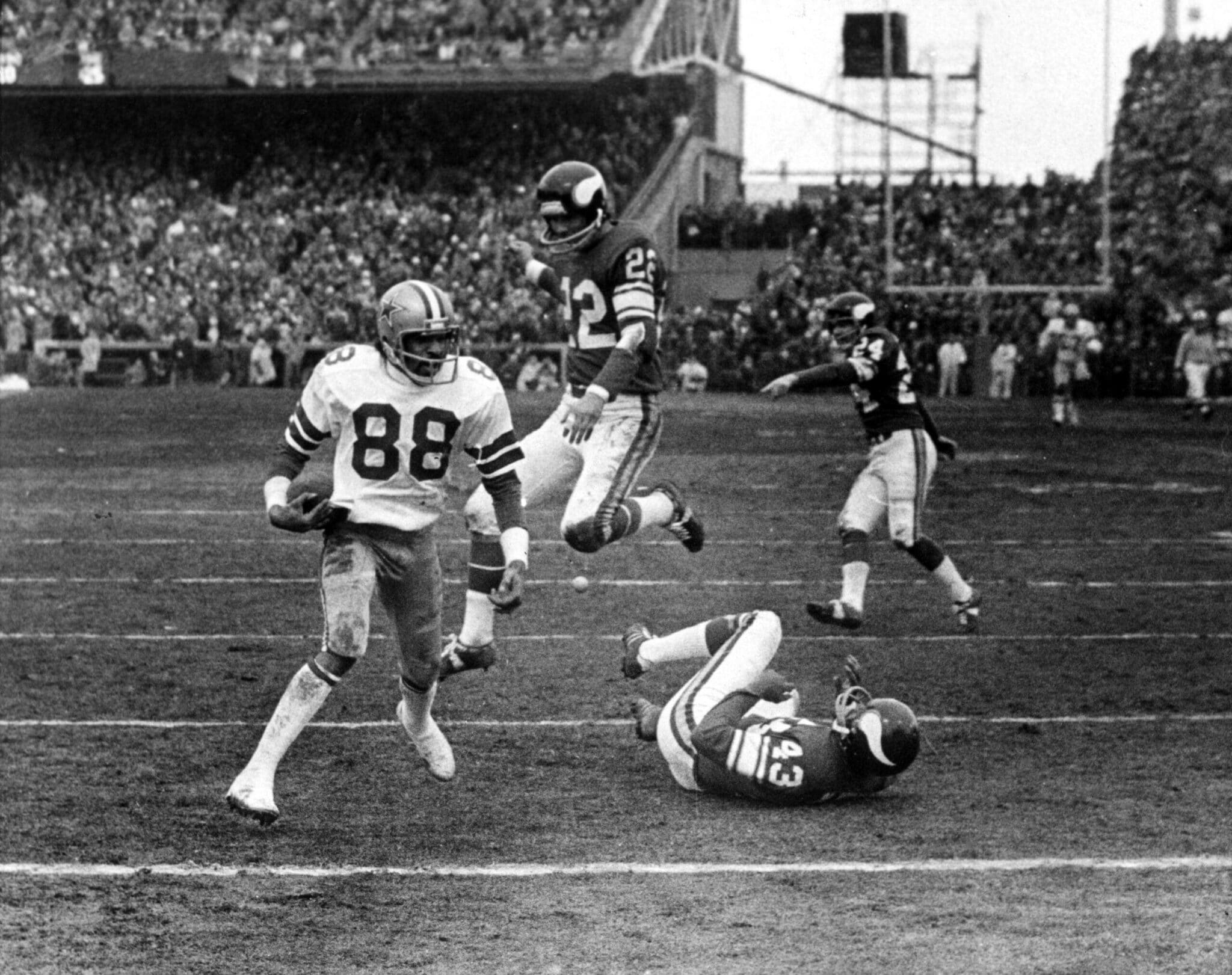 ORG XMIT: S11A73571 Dallas Cowboys receiver Drew Pearson (88) catches Roger Staubach's "Hail Mary Pass" during the 1975 NFC Divisional Playoff game against the Vikings. Nate Wright (43) said there was no interference on the play. [ AP file photo ] # 22 is Paul Krause 11062011xSPORTS