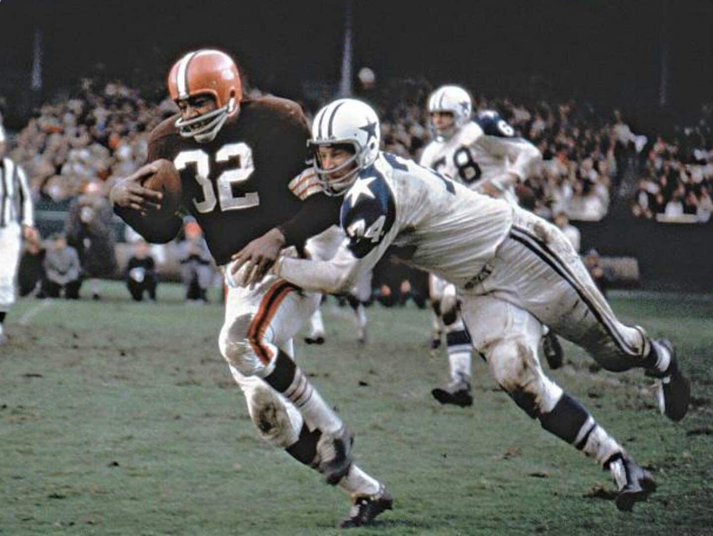 JIm Brown eludes the tackle attempt of Bob Lilly.