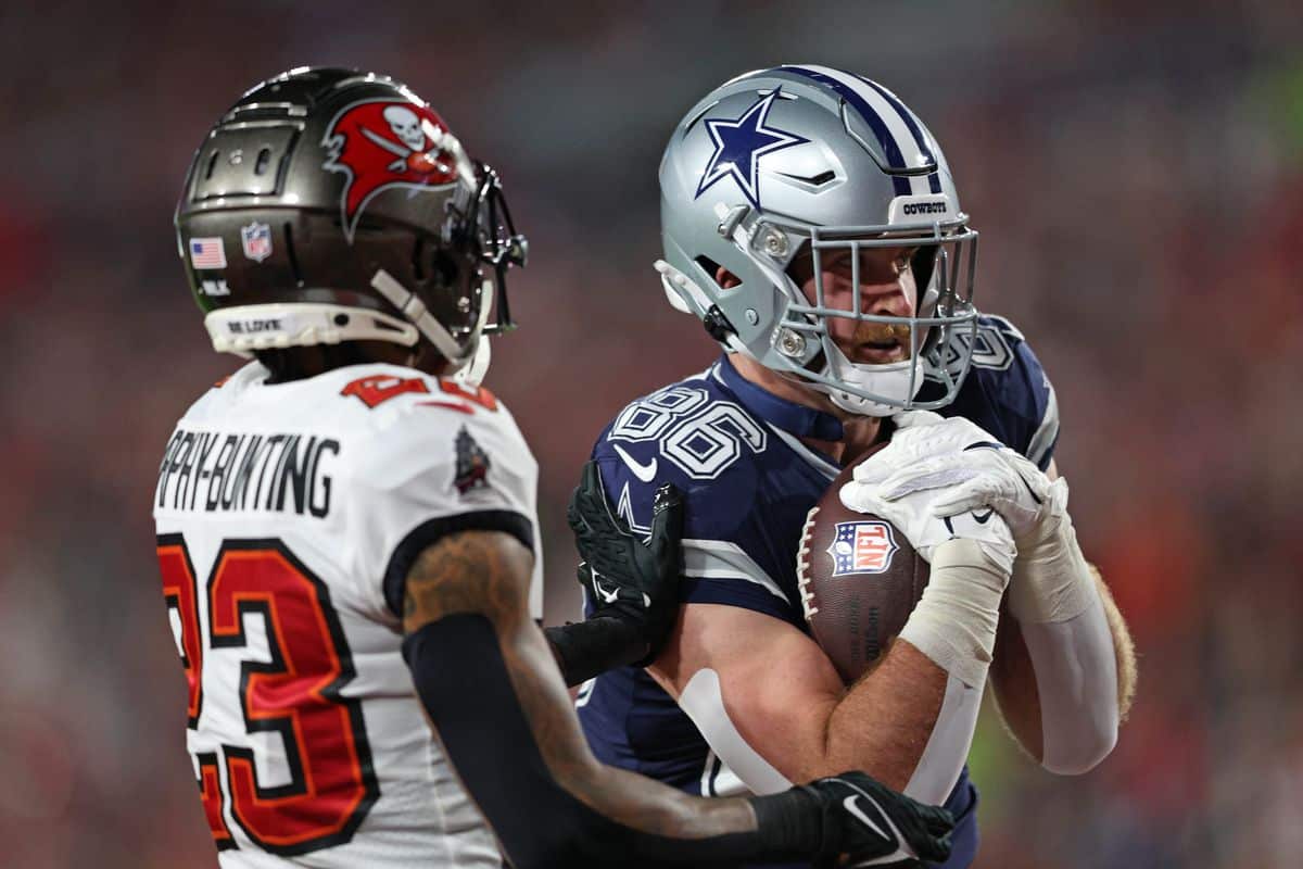 Former Cowboys TE Dalton Schultz hauls in a pass vs the Tampa Bay Buccaneers