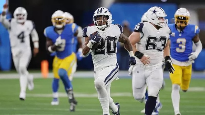 Tony Pollard races for a 60-yard gain after catching a Dak Prescott pass on Monday night. (Getty Images)