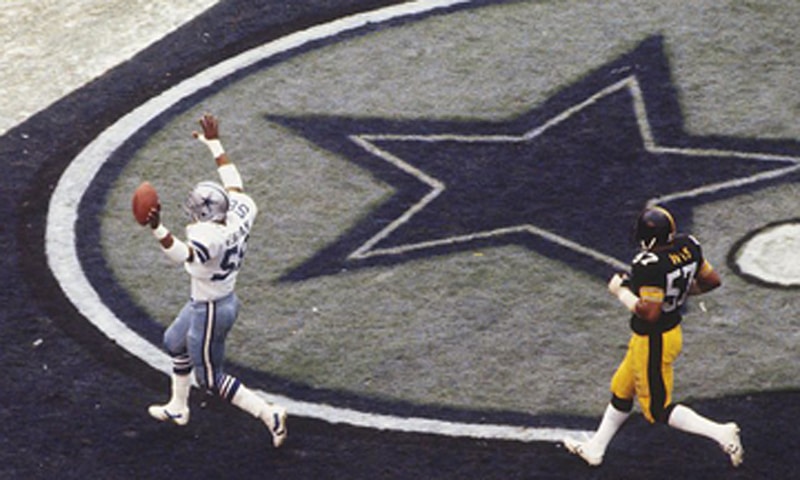 MIAMI - JANUARY 21: Dallas Cowboys linebacker Mike Hegman #48 scores a touchdown and raises his hands in victory as Pittsburgh Steelers Sam Davis #59 fails to catch him during Superbowl XIII at the Orange Bowl on January 21, 1979 in Miami, Florida. The Steelers defeated the Cowboys 35-31. (Photo by focus on Sport/Getty Images)