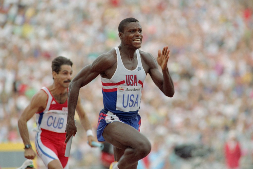 Carl Lewis of the USA runs the anchor leg in the final of the men's Olympic 4x100m relay, on August 08, 1992 in Barcelona. Lewis, along with teammates Dennis Mitchell, Mike Marsh and Leroy Burrell, won the gold medal in a world record time of 37.40 sec. (Photo by Don EMMERT / AFP)