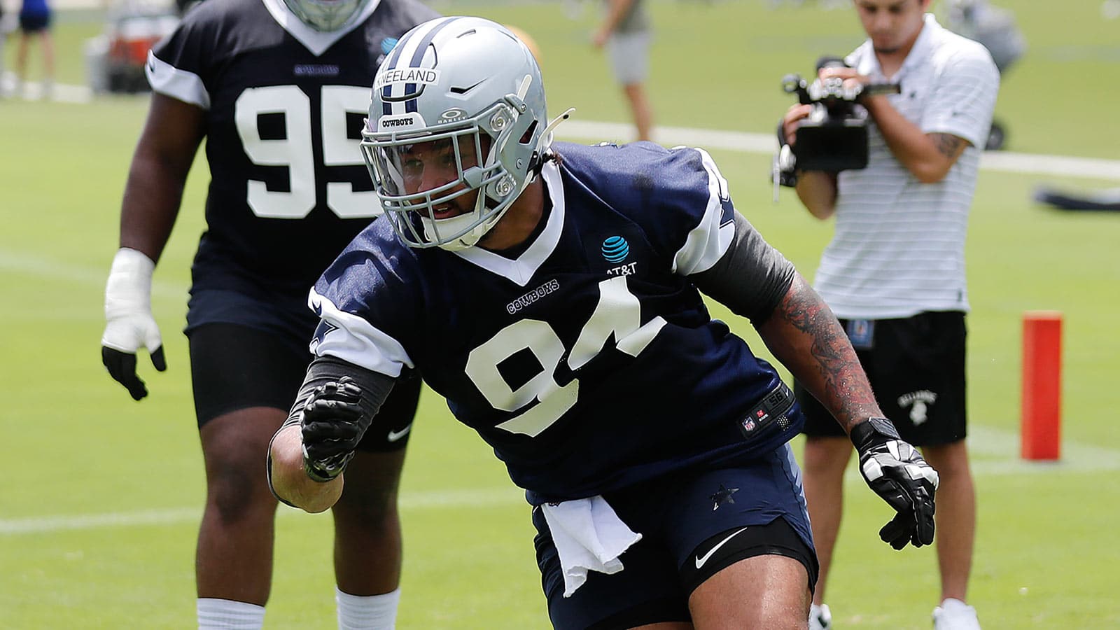 Cowboys DE Marshawn Kneeland